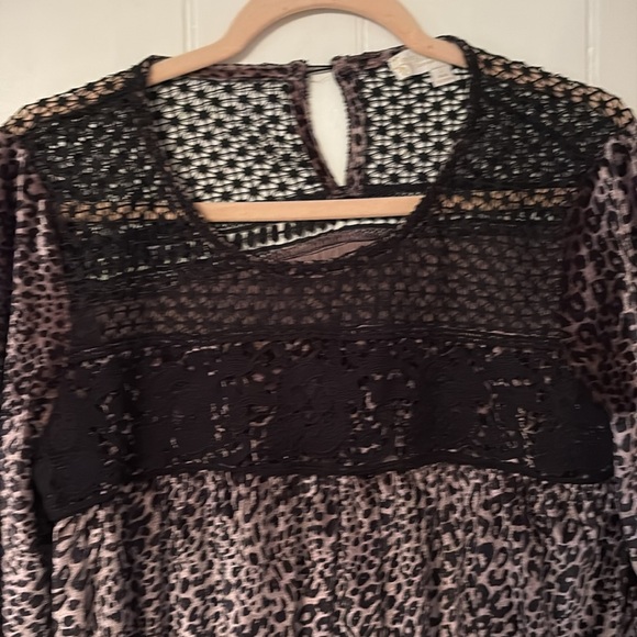 Weekend by Suzanne Betro Women’s Lace Trimmed Leopard velour Tunic EUC L - Picture 2 of 3